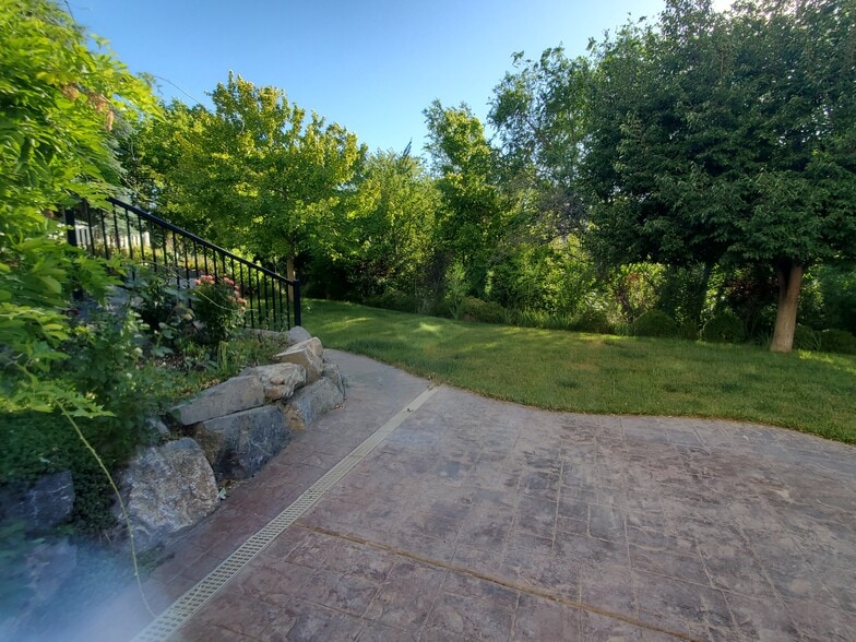 Building Photo - 9885 N Deep Creek Dr