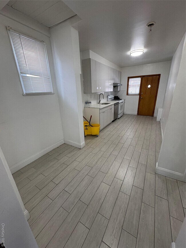 Building Photo - 1826 Mulford Ave