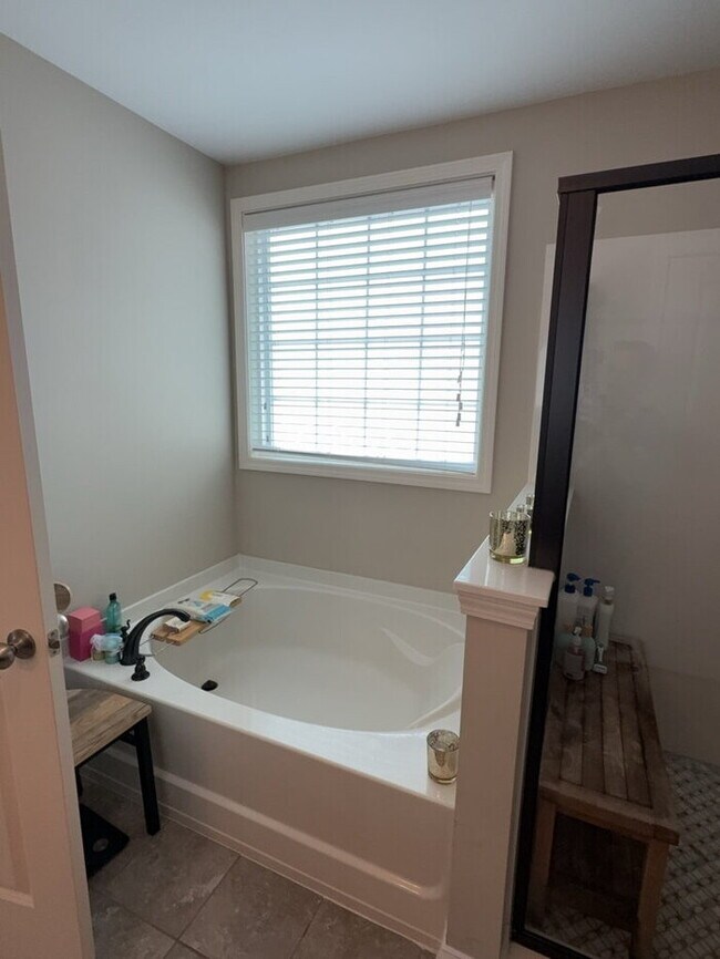 Building Photo - 302 Pond Hill Ct