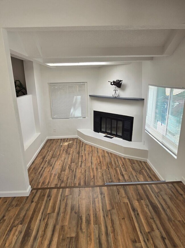 Building Photo - Recently updated 4 bedroom 4 bathroom house in the UNM  North Campus area!