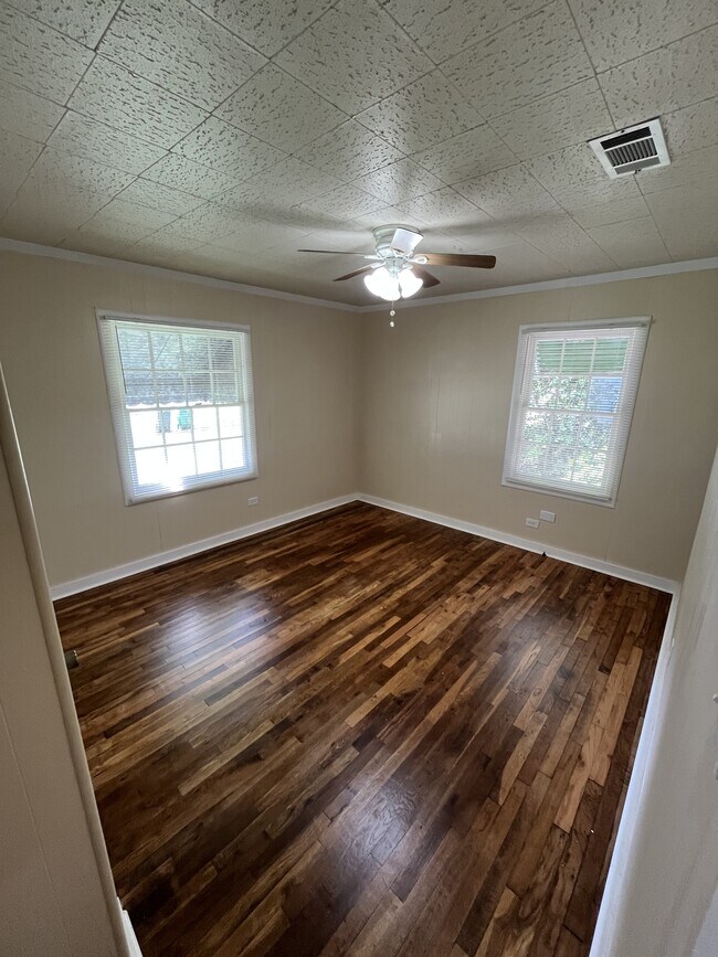 Building Photo - 126 W Cherry Dr