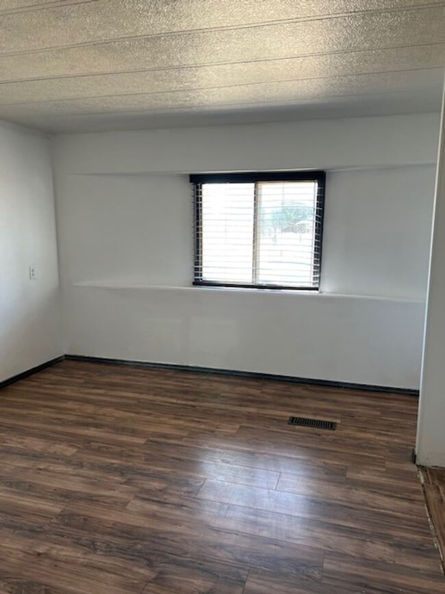 Building Photo - Cozy 2 Bedroom