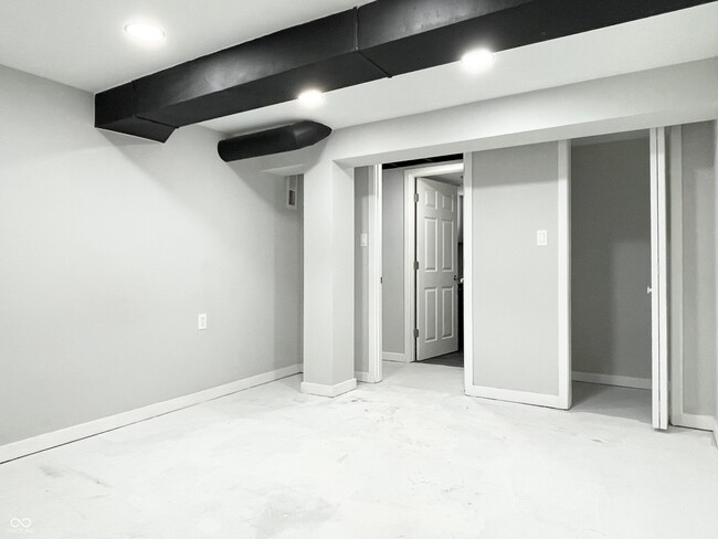 Building Photo - 964 N Lesley Ave