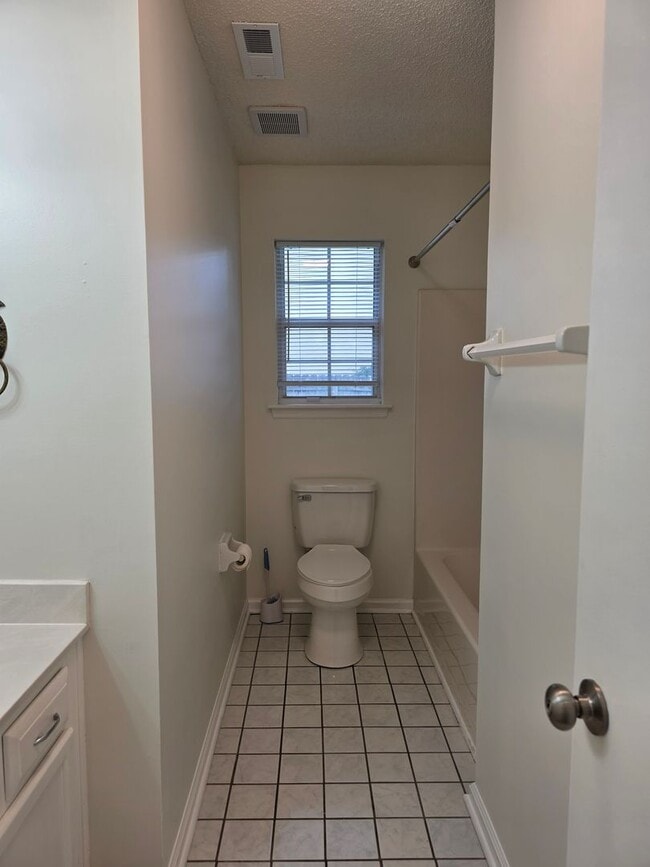 Building Photo - Charming 3-Bedroom Home in Desirable Shadowmoss Community