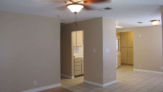 Building Photo - Oildale Home