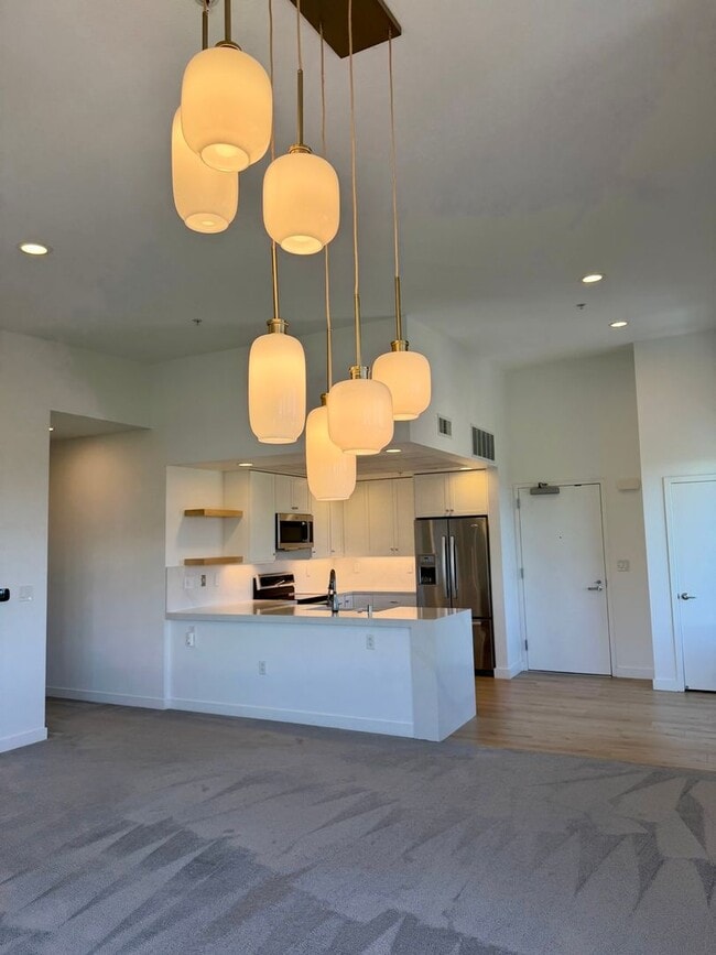 Building Photo - Corner Unit With Views