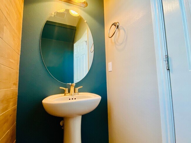 Building Photo - $2,450 Ashlan & Leonard, Beautiful 3 Bedro...