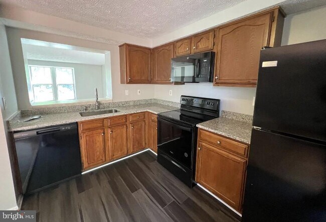 Building Photo - 9410 Squires Ct