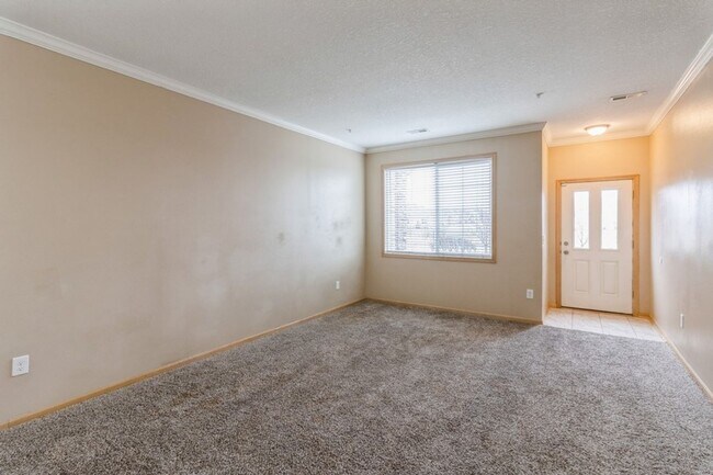 Building Photo - 3 Bedroom 2.5 Bath Townhome. Waukee Schools!!