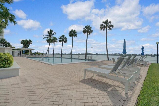 Building Photo - 2600 N Flagler Dr