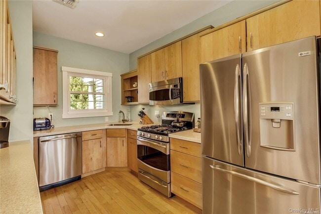 Building Photo - 20 Canoe Place Rd