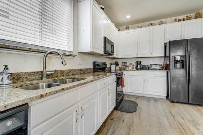 Building Photo - Charming 3BR Condo in Fountain