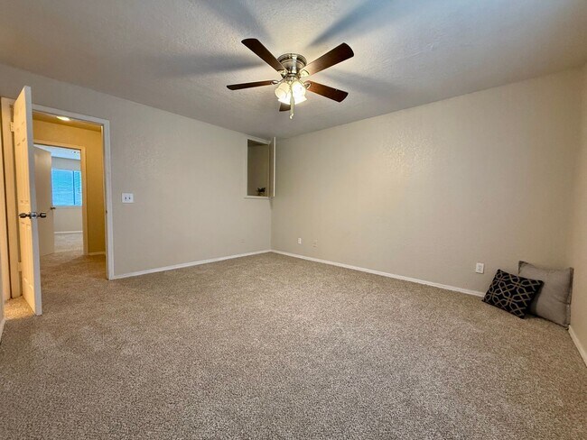 Building Photo - Duplex in East Norman with 2 car garage!