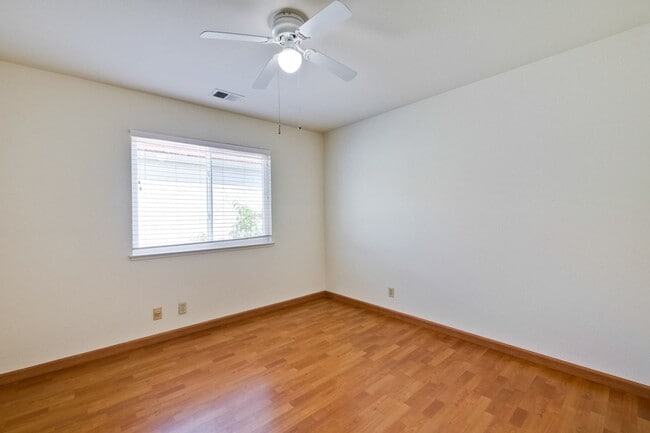 Building Photo - Hardwood Floors- A/C- Full Bedroom and Bath on First Floor: Fresh Paint