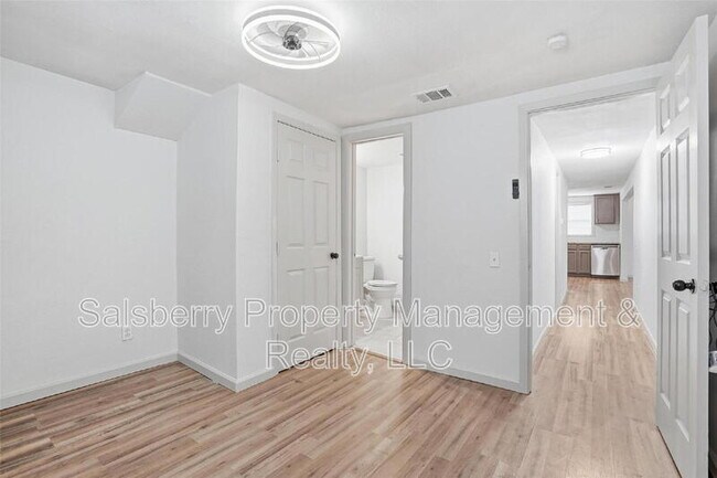 Building Photo - 1100 SE 9th St