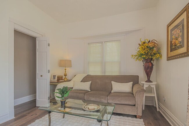 Primary Photo - 839 Dunlop Ave