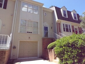 Building Photo - Three Bedroom Townhouse Conveniently Located In Springfield