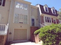 Building Photo - Three Bedroom Townhouse Conveniently Located In Springfield
