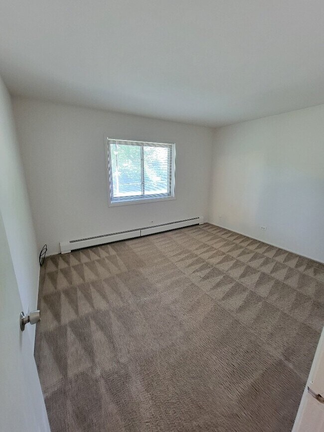 Building Photo - 547 Brookside Dr