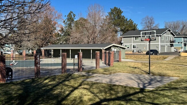 Building Photo - 2 bed, 1 Bath, 900 sqft with washer/dryer hookups and 1 car garage