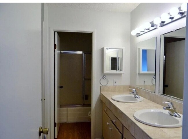 Building Photo - 3 BR Townhouse Located on UCSD Bus Line w/...
