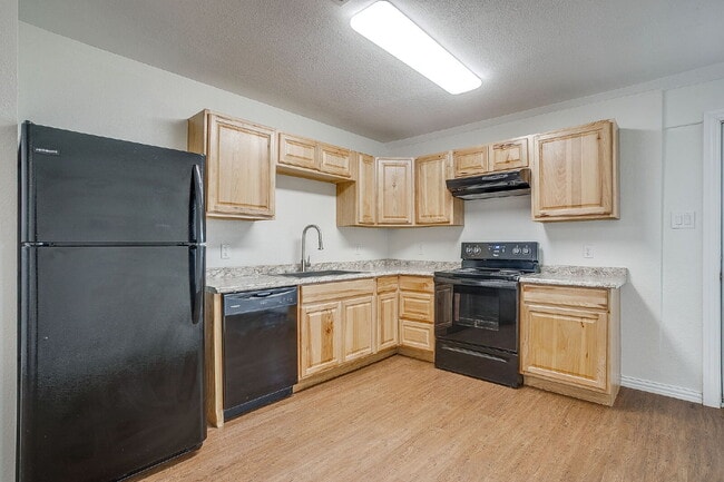 Building Photo - Updated Duplex in Weatherford with large y...