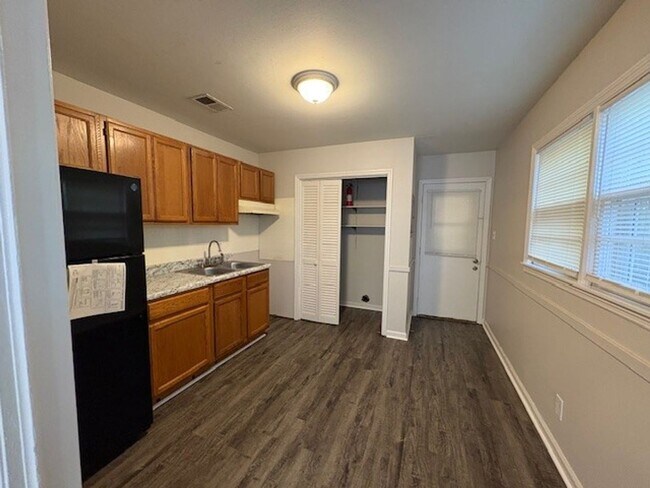 Building Photo - 145 Pierce Ave