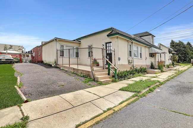 Building Photo - 44 Dover Ave