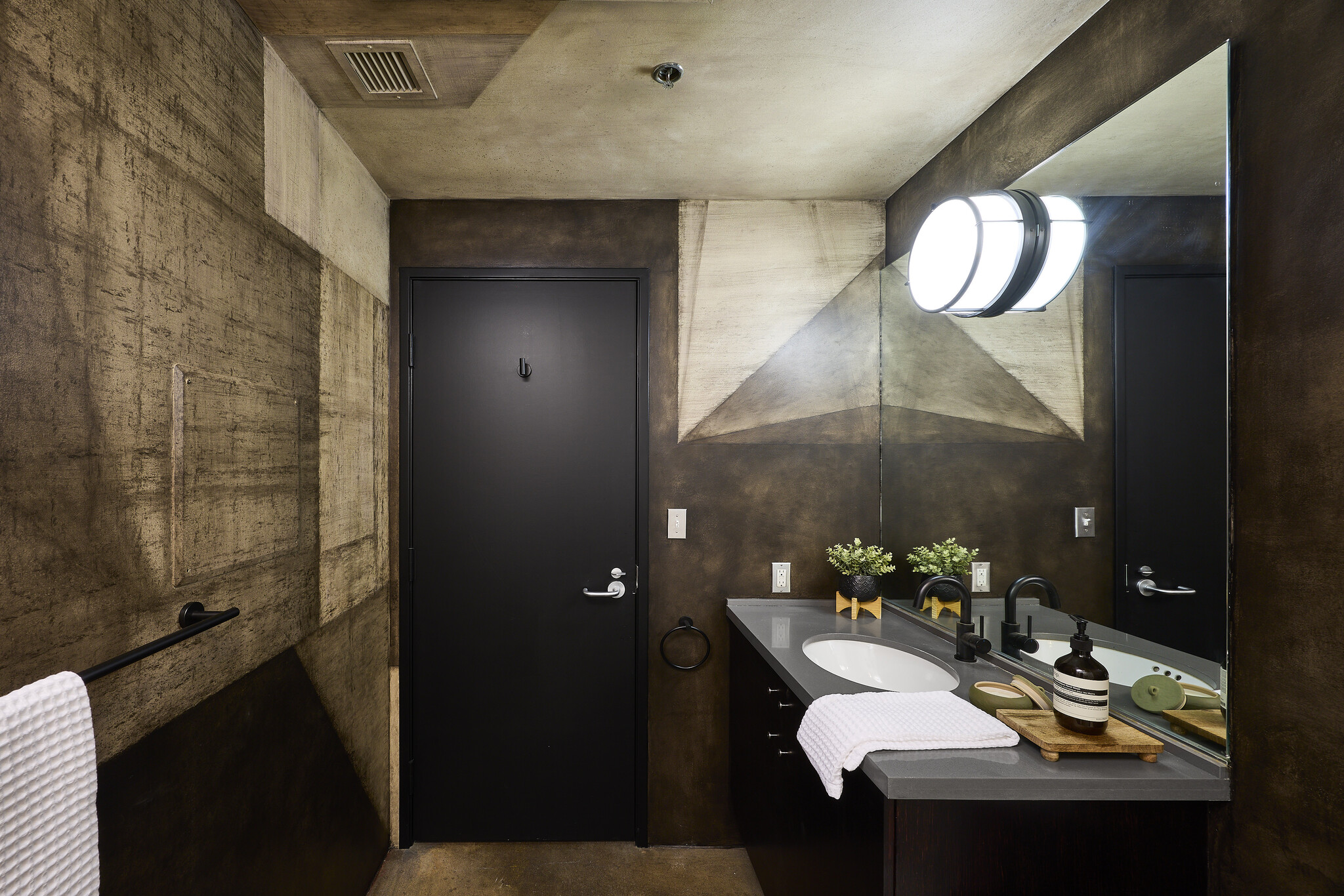 Building Photo - 1855 Industrial St