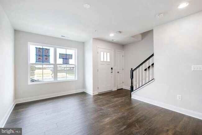 Building Photo - 527 E 7th St