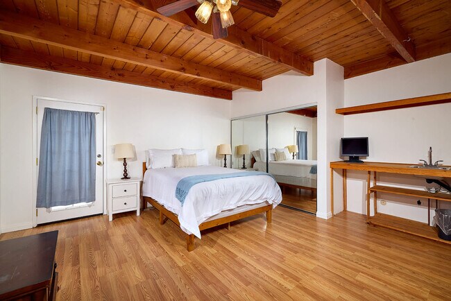 Building Photo - 549 San Dieguito Dr