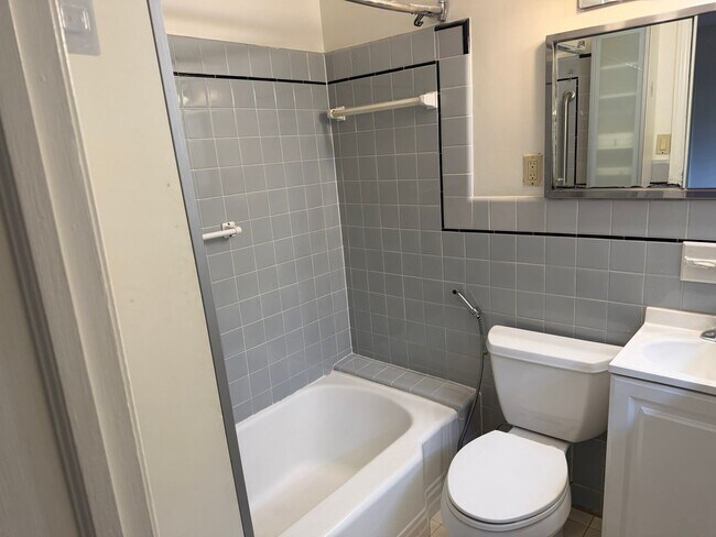 Building Photo - 9220 Quintana Dr