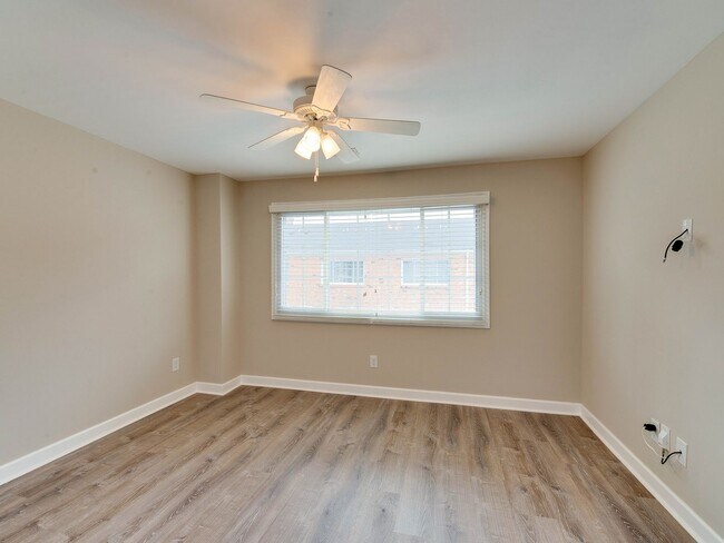 Building Photo - Stunning and completely updated townhome s...