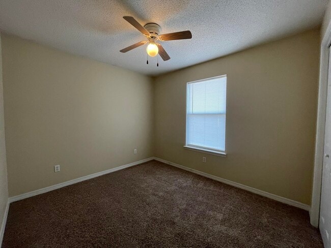 Building Photo - 240 Westview Dr