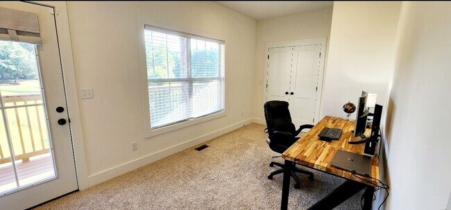 Building Photo - Modern 3-Bedroom Townhome with Pool Access Near Downtown Cookeville