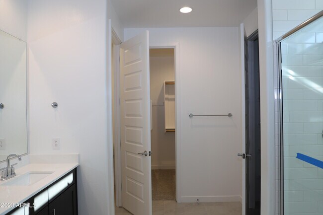 Building Photo - 9316 W Sells Dr