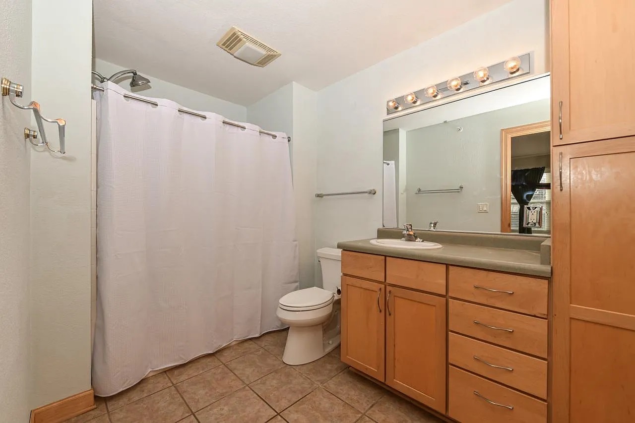 Full bathroom - 1550 N Warren Ave