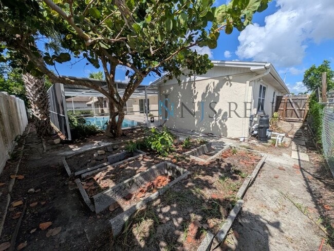 Building Photo - 1203 Maybury Dr