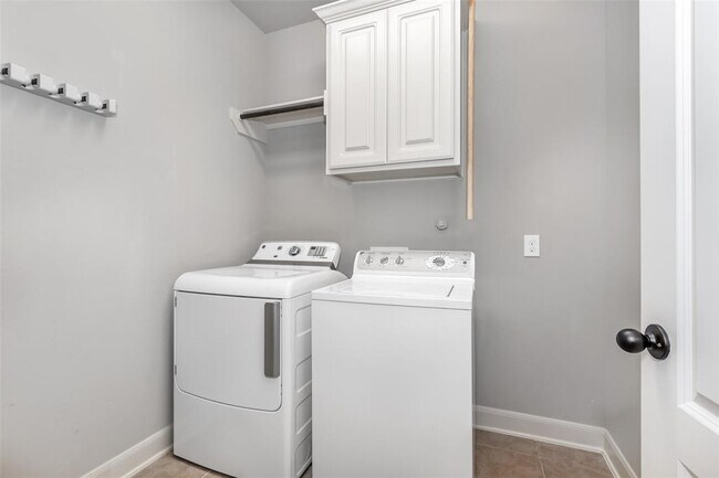 Building Photo - 22419 Banewood Dr