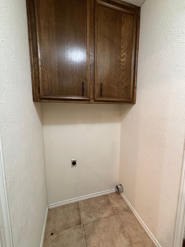 Building Photo - 6008-6010 Shelton St