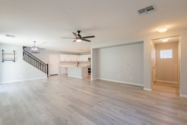 Building Photo - 1057 S Deerfield Ln