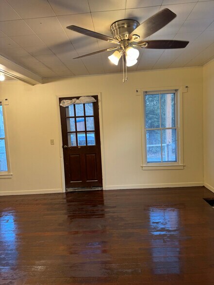 Building Photo - 18 1/2 Mettowee St