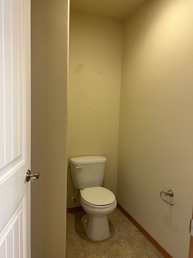 Building Photo - 417 SW Pemberly Loop