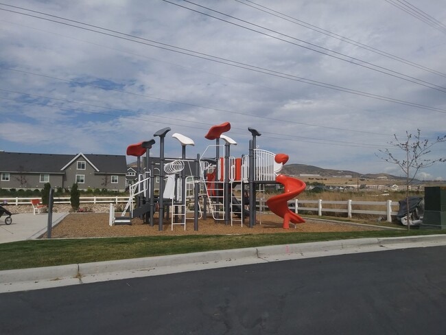 Building Photo - HOLIDAY MOVE-IN SPECIAL - 4 Bedroom 2.5 Bathroom Townhouse in Lehi!