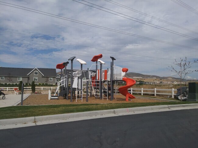 Building Photo - Pet Friendly Lehi Townhome