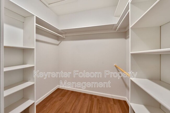 Building Photo - 5456 Oak Leaf Cir