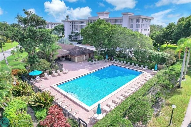 Building Photo - 3150 N Palm Aire Dr