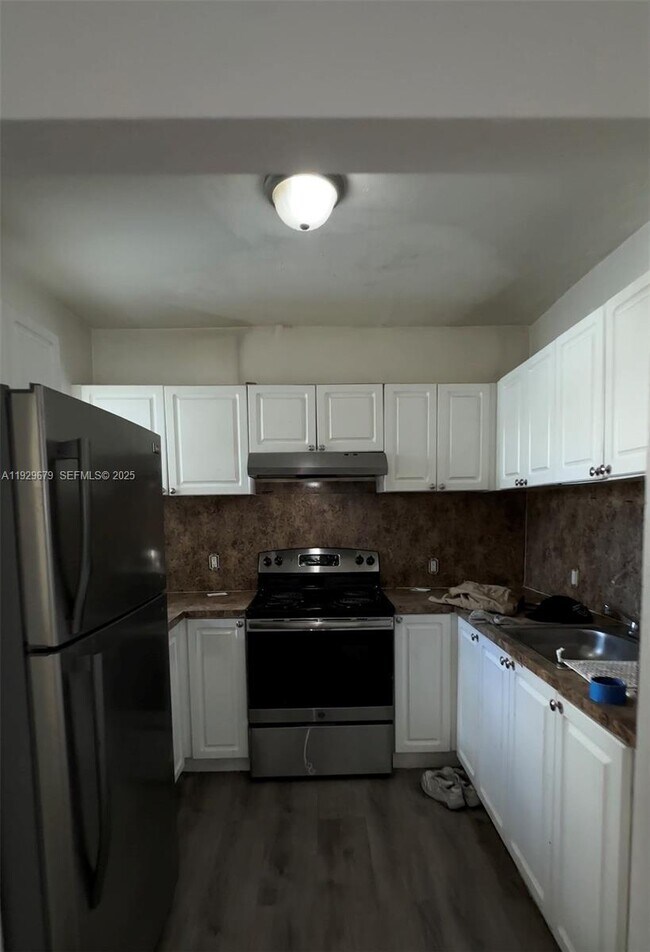 Building Photo - 1895 Venice Park Dr