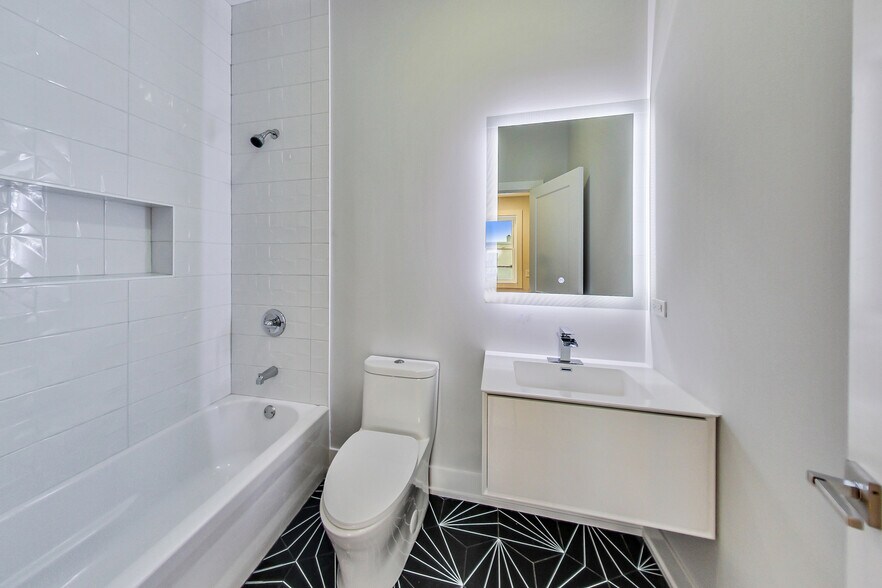 Building Photo - 1042 S Oakley Blvd