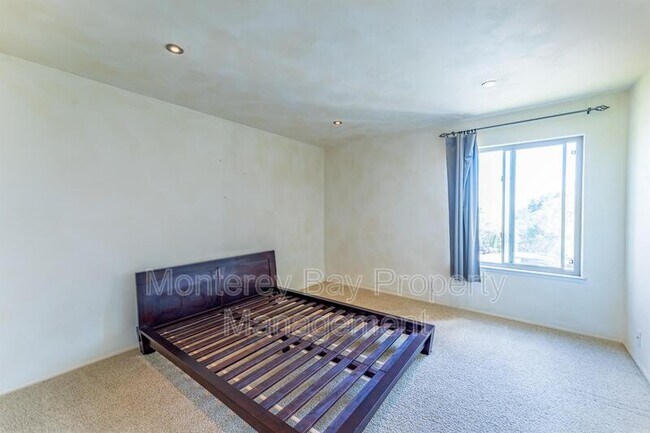 Building Photo - 3204 Golden Oaks Ln